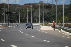 carros_avenida_ciclista_ipva-768x512-ELOI-CORREA-gov-ba-ipva-estrada-640-300x200-1