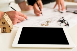 maquete-de-tablet-close-up-em-uma-tabela_23-2148252111-freepik-300x200-1