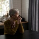 mulher-senior-de-tiro-medio-sentada-a-mesa_23-2149390042-freepik-idoso-300x200-1