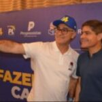 ACM-Neto-posa-ao-lado-de-Celio-Roberto-Lima-Barbosa-membro-nomeado-do-Governo-Municipal-de-Vitoria-da-Conquista-e-dirigente-do-Partido-Democratico-Trabalhista-300x174-1