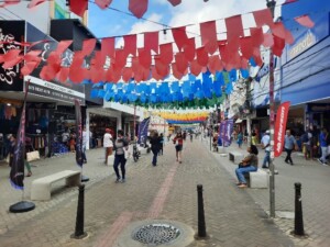 Apos-os-festejos-juninos-liquidacoes-do-mes-de-julho-comecam-a-movimentar-o-comercio-de-Feira-de-Santana-foto-reporter-ney-silva-acorda-cidade.1jpg-300x225-1