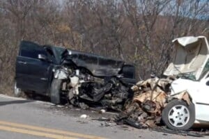 Brumado-Mulher-morre-e-cinco-pessoas-ficam-feridas-apos-batida-entre-carros-na-BR-030-300x200-1