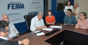 CAPAS-Assinatura-de-convenio-para-construcao-de-novas-unidades-habitacionais-Foto-ACM-8-300x152-1