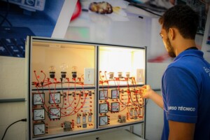 Curso-Tecnico-SENAI-FOTO_Divulgacao-SENAI-300x200-1