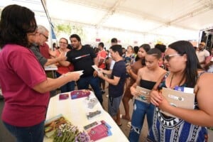 Entrega-de-livros-da-ALBA-Fotos-Vinicius-Brito-5-300x200-1