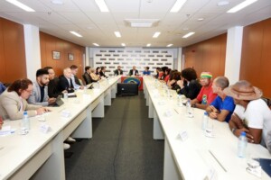 Governo-do-Estado-criara-comite-para-debater-politicas-para-populacao-em-situacao-de-rua-300x200-1