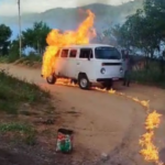 Kombi-pega-fogo-na-zona-rural-de-Jaguaquara-300x253-1