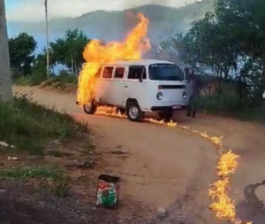 Kombi-pega-fogo-na-zona-rural-de-Jaguaquara-300x253-1
