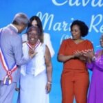 Mestra-artesa-Maria-do-Carmo-e-homenageada-com-a-Comenda-2-de-Julho-300x218-1