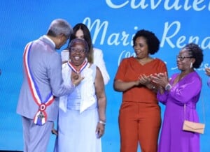 Mestra-artesa-Maria-do-Carmo-e-homenageada-com-a-Comenda-2-de-Julho-300x218-1