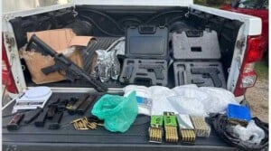 PM-apreende-Fuzil-armas-drogas-e-grande-quantidade-de-municoes-em-Camacari-300x167-1