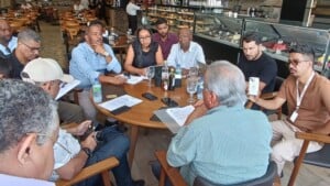 Reuniao-de-Targino-Machado-para-anunciar-apoio-a-Jose-Ronaldo-ft-Paulo-Jose-acorda-cidade-300x169-1