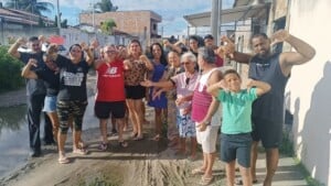 Rua-Rio-Verde-no-bairro-Conceicao-ll-em-Feira-de-Santana-lama-esgoto-falta-de-drenagem-ft-paulo-jose-acorda-cidade-300x169-1