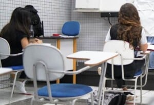 alunos_pandemia2-estudantes-sala-de-aula-300x205-1
