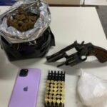 apreensao-de-arma-drogas-vila-olimpia-feira-de-santana-foto-divulgacao-pm-300x240-1