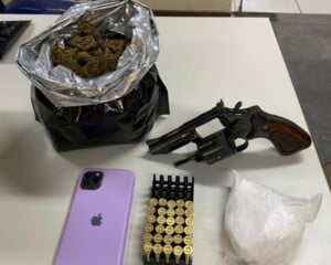 apreensao-de-arma-drogas-vila-olimpia-feira-de-santana-foto-divulgacao-pm-300x240-1