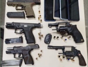 armas-municoes-celulares-apreendidos-em-operacao-jequie-foto-divulgacao-300x230-1