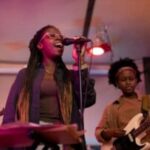 banda-de-musicos-tocando-musica-em-um-evento-local_freepik-300x200-1