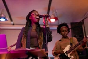 banda-de-musicos-tocando-musica-em-um-evento-local_freepik-300x200-1