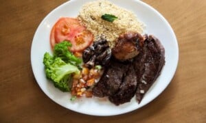dieta-comida-alimentacao-prato-fome-foto-arquivo-br-300x180-1