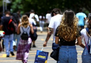 enem-2022_marcelocamgo_estudantes-alunos-jovens-sisu-universiarios-prouni-300x210-1