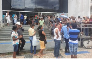 fila-longa-no-banco-Itau-na-Conselheiro-Franco-ft-Ney-Silva-do-acorda-cidade5-300x192-1