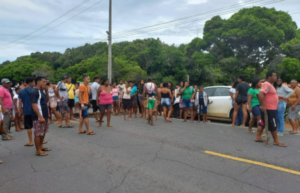 indigenas-pataxos-bloqueiam-BR-367-em-Porto-Seguro-300x193-1