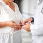 maos-do-medico-dando-pilulas-para-paciente_23-2148352009-freepik-linfodema-300x200-1