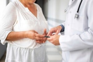 maos-do-medico-dando-pilulas-para-paciente_23-2148352009-freepik-linfodema-300x200-1