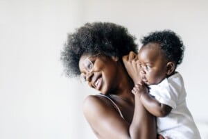 mulher-negra-bebe-negro-mae-foto-freepik-300x200-1