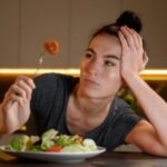 mulher-tentando-se-alimentar-de-forma-saudavel-em-casa_23-2149229137-freepik-300x200-1
