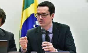 o_procurador_da_republica_deltan_dallagnol_-foto-zeca-ribeiro-camara-dos-deputados-300x180-1