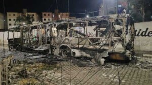 onibus-incendiado-no-bairro-Conceicao-3-300x169-1