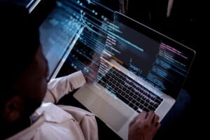 plano-de-fundo-de-programacao-com-pessoa-trabalhando-com-codigos-no-computador_freepik-300x200-1
