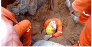 trabalhadores-soterrados-foto-reproducao-redes-sociais-publicado-em-acorda-cidade-300x154-1
