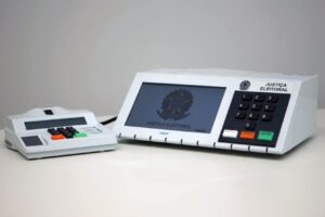 urna-eletronica-Foto-Antonio-Augusto-Ascom-TSE-300x200-1