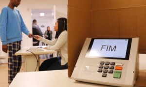 votacao-urna-eletronica-eleicoes-foto-fernandofrazao-abr-300x180-1