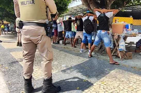 31zSxBRB-Policia-militar-realiza-operacao-na-Feira-do-Rolo-e-apreende-celulares-9-jpeg