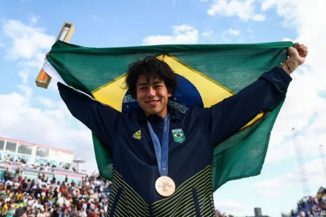Augusto-Akio-com-a-medalha-de-bronze-nas-olimpiadas-de-Paris.p-1