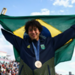 Augusto-Akio-com-a-medalha-de-bronze-nas-olimpiadas-de-Paris.p-300x200-1