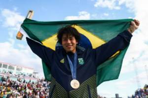 Augusto-Akio-com-a-medalha-de-bronze-nas-olimpiadas-de-Paris.p-300x200-1