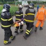 Bombeiros-socorrem-homem-preso-as-ferragens-apos-acidente-em-Madre-de-Deus-300x223-1