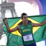 Caio_Bonfim_medalhista_de_prata_-foto-Alexandre-Loureiro-COB-300x200-1