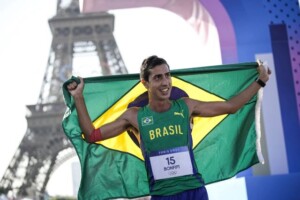 Caio_Bonfim_medalhista_de_prata_-foto-Alexandre-Loureiro-COB-300x200-1