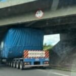 Caminhao-fica-preso-ao-passar-em-viaduto-na-BR-324-pista-ja-foi-liberada-300x168-1