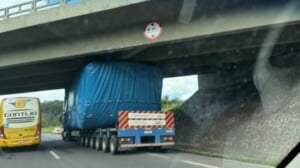 Caminhao-fica-preso-ao-passar-em-viaduto-na-BR-324-pista-ja-foi-liberada-300x168-1