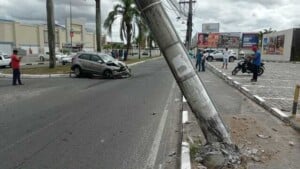 Colisao-carro-e-poste-Foto-Ed-Santos-Acorda-Cidade-2-300x169-1
