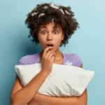 Dormir-travesseiro-colchao-Credito-wayhomestudio-Freepik-300x200-1