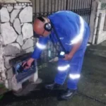 Equipes-noturnas-da-Embasa-cacam-vazamentos-subterraneos-em-5-mil-km-de-rede-de-agua-300x225-1