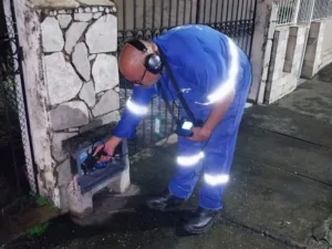 Equipes-noturnas-da-Embasa-cacam-vazamentos-subterraneos-em-5-mil-km-de-rede-de-agua-300x225-1